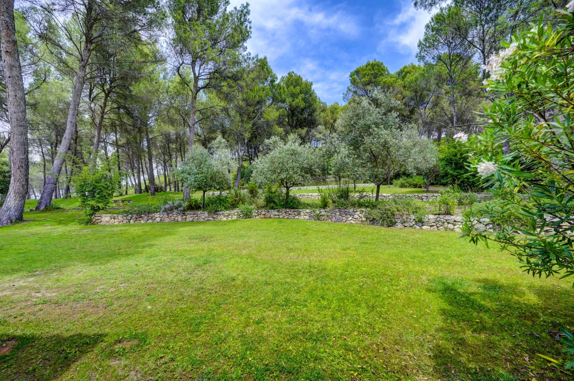 house 8 Rooms for sale on AIX EN PROVENCE (13100)