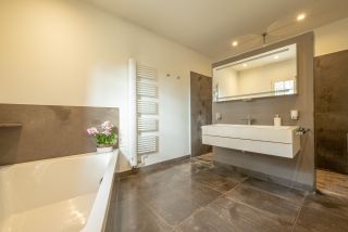 house 8 Rooms for sale on AIX EN PROVENCE (13100)