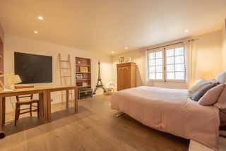 house 8 Rooms for sale on AIX EN PROVENCE (13100)