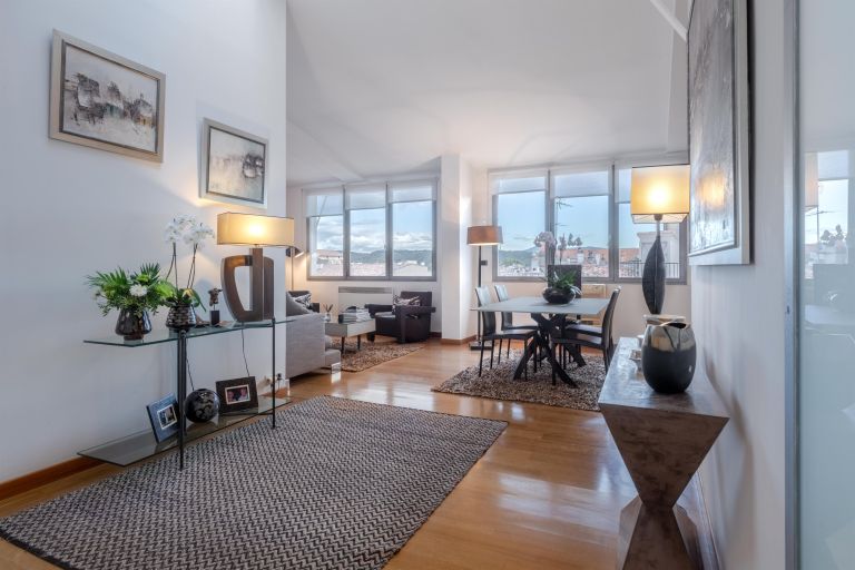 apartment 7 Rooms for sale on AIX EN PROVENCE (13100)