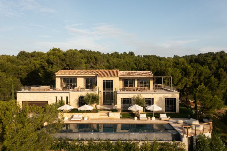 house 6 Rooms for seasonal rent on PARADOU (13520)