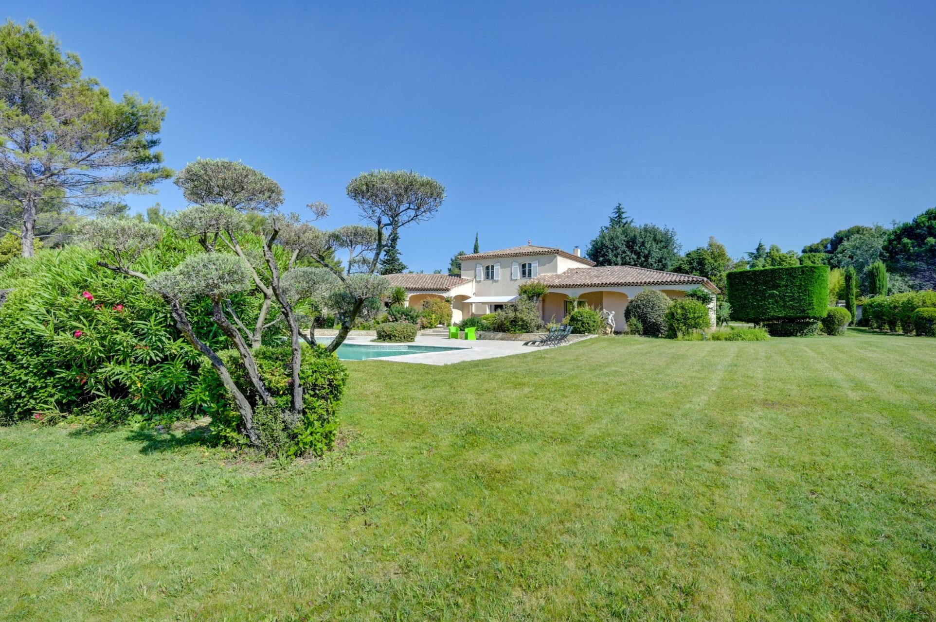 house 8 Rooms for sale on AIX EN PROVENCE (13100)