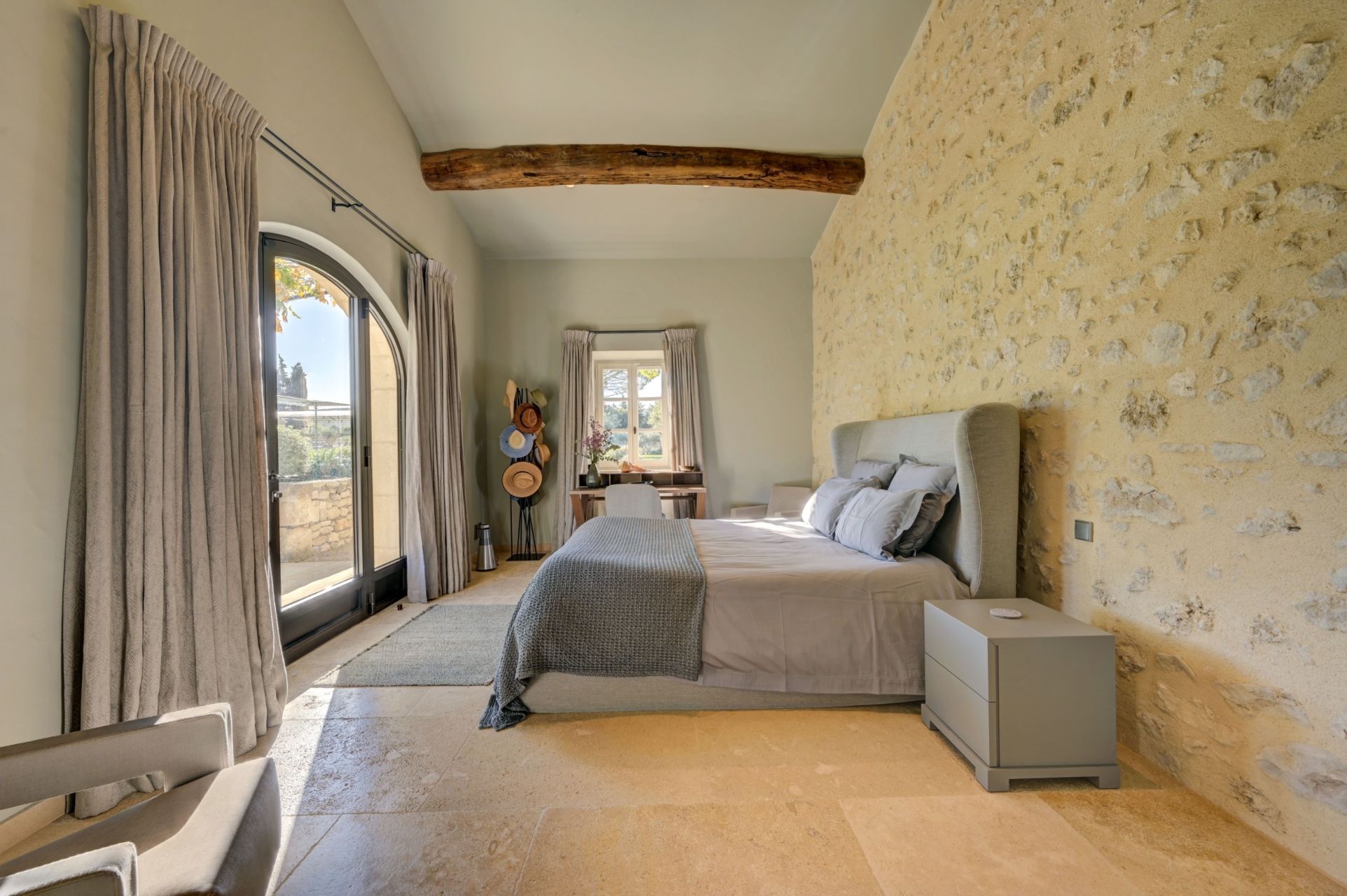 house 9 Rooms for seasonal rent on EYGALIERES (13810)