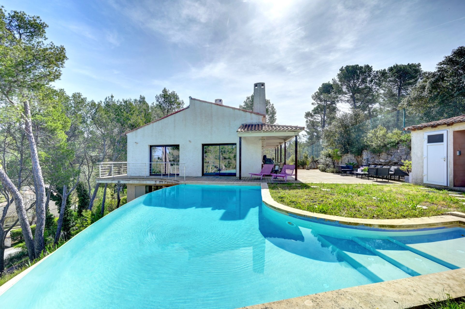 villa 7 Rooms for sale on AIX EN PROVENCE (13100)