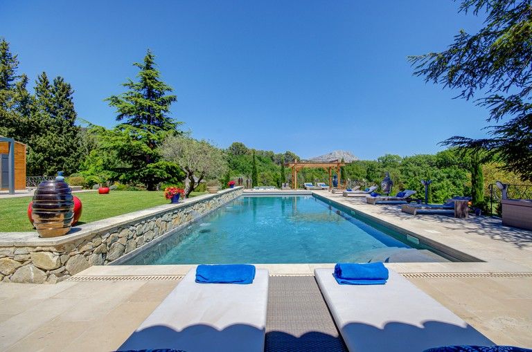 EXCEPTIONAL PROPERTY IN AIX-EN-PROVENCE WITH A STUNNING VIEW ON THE SAINTE VICTOIRE